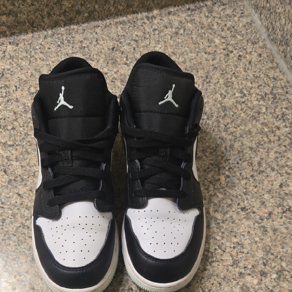 Nike Black and White Sneakers Low-Top Design